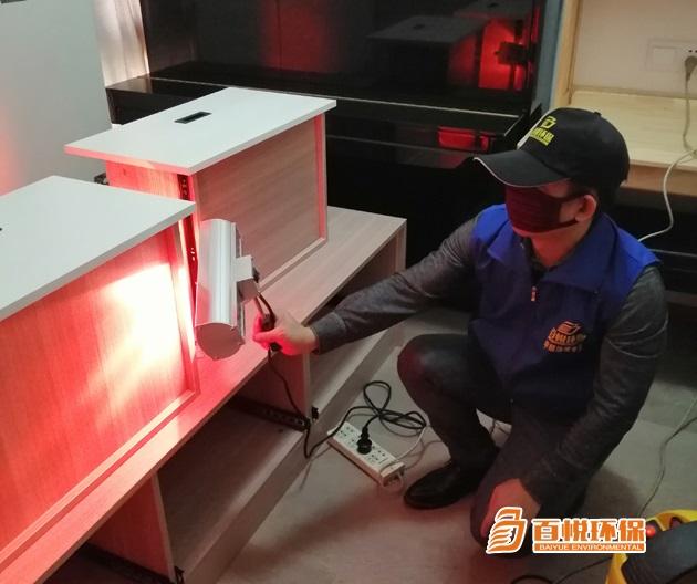 佛山百悅環(huán)保除甲醛治理公司是專業(yè)清除甲醛公司，為佛山及佛山周邊新裝修機關(guān)企事業(yè)單位辦公樓、寫字樓、家庭住宅、新房、別墅、公寓、酒店、賓館、醫(yī)院、養(yǎng)老院、幼兒園、學校教室、商場、超市、旅館、文化場所、書店、圖書館、展覽館、體育館、公共交通場所、公共交通工具、餐廳等用戶提供室內(nèi)除甲醛、裝修甲醛治理解決方案、除異味的空氣治理服務(wù),擁有經(jīng)驗豐富的施工團隊，除甲醛價格公道，十五年質(zhì)保。